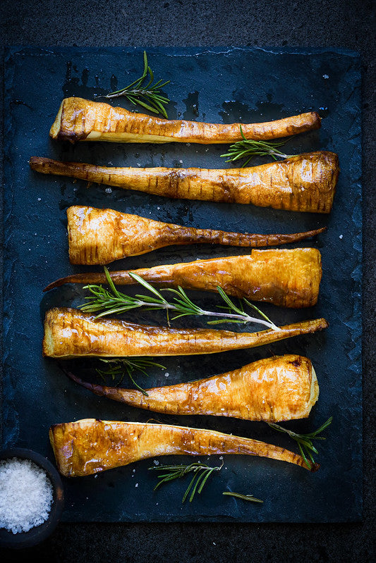 Panais rôtis au four, parmesan et noisettes caramélisées