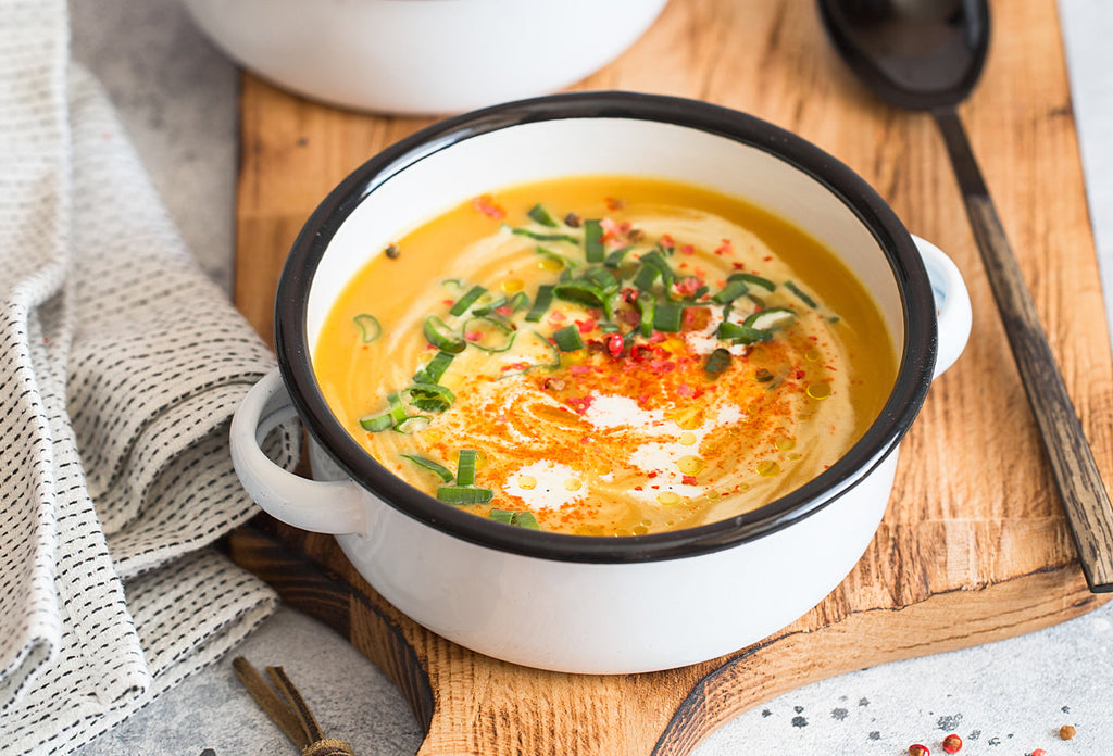 Velouté de butternut et topinambour, salade croquante et vinaigrette au kiwi