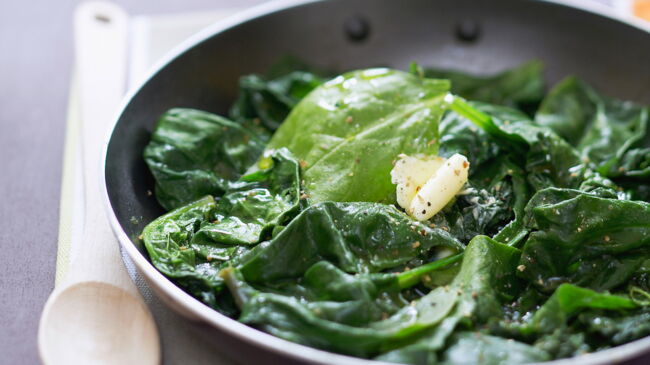 🥬 Poêlée d’épinards, blettes rouges et pommes caramélisées